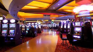 pola bebek Sic Bo Dadu live dealer table showing three dice in transparent shaker with betting interface and payout table